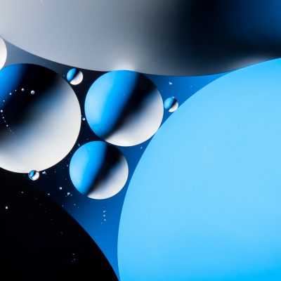 Blaue Bubbles: Makrofotografie - Öl auf Wasser