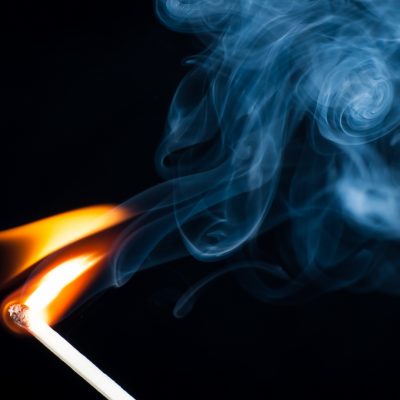 brennende Streichhölzer - Feuer und Rauch