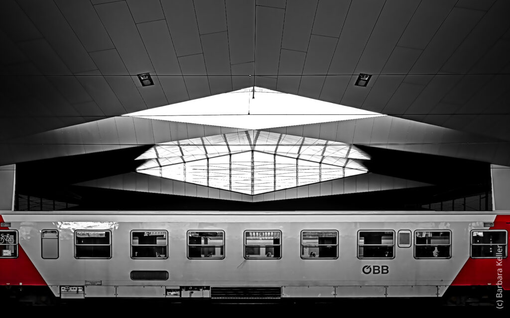 Ein ÖBB Zug in der modernen Architektur des Hauptbahnhof Wien